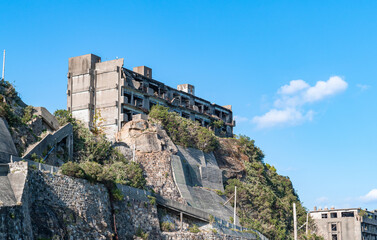 長崎県にある人気の観光スポット「軍艦島（端島）」の写真。