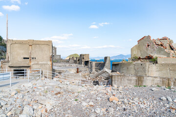 長崎県にある人気の観光スポット「軍艦島（端島）」の写真。