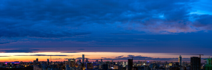 Fototapeta premium Dawn clouds over the metropolis of early winter sunset