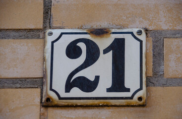 Schild mit einer Hausnummer -einundzwanzig -21