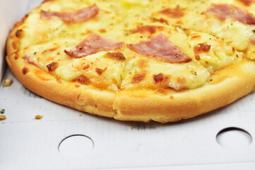 pizza with ham