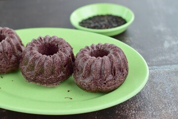 Black glutinous rice mini Gugelhupf cake