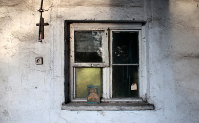 Okno w opuszczonym domu w Nieboczowach chwilę przed zalaniem 