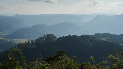 Berglandschaft in der mittleren Talstufe des Itajai-Flusses
