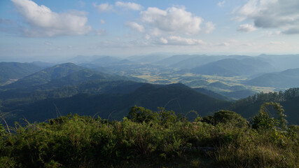 Berglandschaft in der mittleren Talstufe des Itajai-Flusses