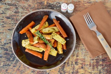 Roasted carrot and parsnip with rosemary - obrazy, fototapety, plakaty