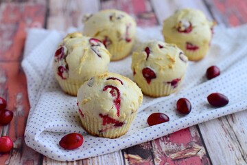 Muffins with fresh cranberries