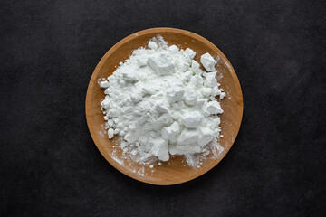 A dish of moisture-absorbing lime