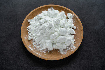 A dish of moisture-absorbing lime