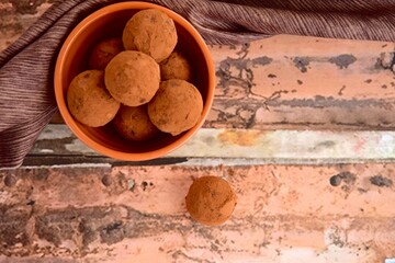 Walnut date chocolate energy balls