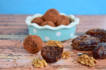 Walnut date chocolate energy balls