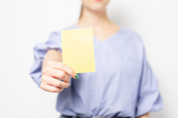 イエローカードを見せる若い女性