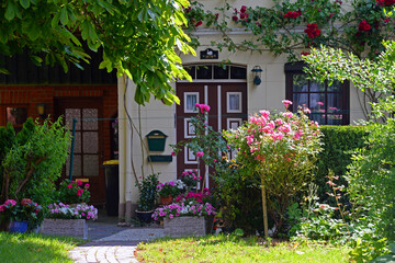 Fototapeta na wymiar Hübsches Haus mit Vorgarten 