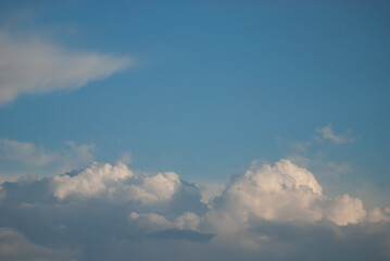 flauschige weiße Wolken am abendlichen Himmel