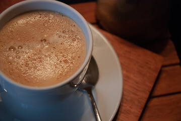 frischer Kaffee, dampfend in einer weißen Porzellan-Tasse