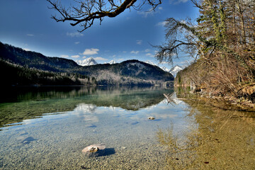Der idyllischer Bergsee mit klarem Wasser und blick auf die Alpen Gipfel