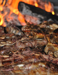 asado argentino con fogón de fondo