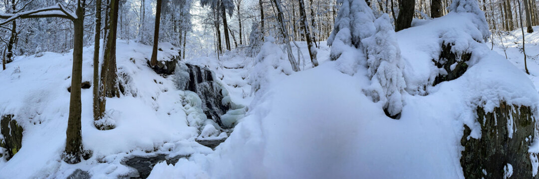 Panoramafoto winterlicher Wasserfall