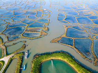 chaland et parc ostreicole vu d'en haut en charente maritime