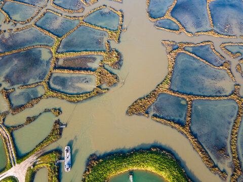 vue a&eacute;rienne des parcs a huitres et claire dans le bassin de marennes ol&eacute;ron en charente maritime
