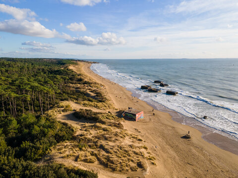 plage de la grande cote avec ses blockhaus a mar&eacute;e haute