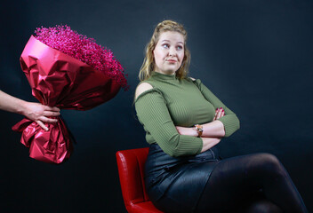 Blumen als Entschuldigung für beleidigte Frau