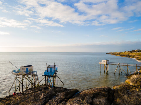 vue a&eacute;rienne du puit de l'auture et ses carrelets en charente maritime