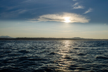 Viendo el inicio del atardecer sobre un bote en Puerto escondido, Oaxaca, México