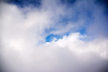 信州北アルプス北穂高岳上空のふんわりした白い雲、晴れた青空。コットンキャンディ綿菓子。