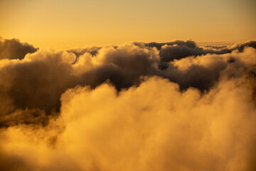 信州北アルプス、北穂高岳山頂直下北穂高小屋より、夕日、雲海、マジックアワー、太陽、落日、入り日、落陽。