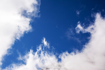 Fototapeta premium 青い空、日光を受ける白い雲。 信州北アルプス穂高連峰名峰北穂高岳からの眺望。大空、青空、白い雲。真っ青。スカイブルー。 