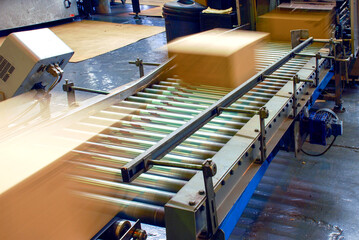 Box packing machine with conveyor