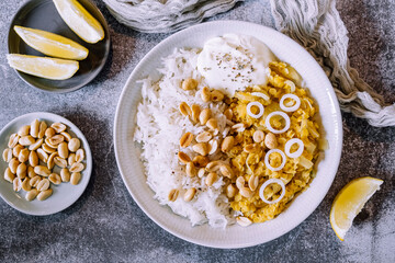 Plat de dahl de lentilles corail aux cacahuètes et oignons frais accompagné de riz
