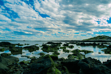 mar con un cielo nuboso