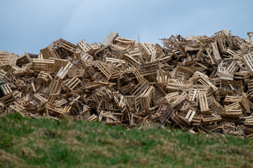 RECYCLEBARER MÜLLBERG . RECYCLABLE PILE OF RUBBISH . HOLZKISTEN . WOODEN CRATES