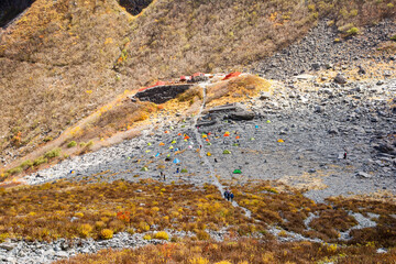 信州、北アルプス、北穂高岳方面からの涸沢カール、涸沢ヒュッテ、テント場、カラフルなテント、登山者。
