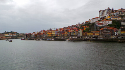 Fototapeta na wymiar Views of the river duero as it passes through the city of Porto.