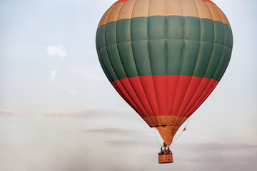 Obraz premium close-up of a hot air balloon against a cloudy summer sky