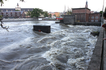 Miasto wrocław wysoka fala spowodowana rzeka Odra. 