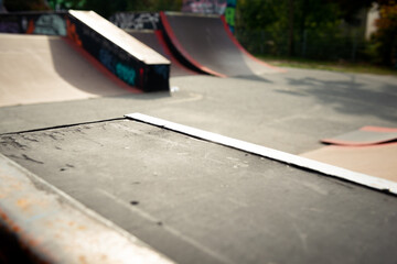 leerer skate park mit half-pipe und rail corona