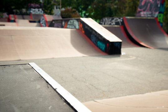 leerer skate park mit half-pipe und rail corona