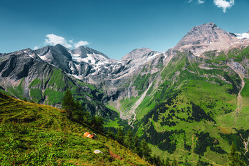 Fototapeta premium Panoramic view of the Alps along the Grossglockner High Alpine Road, Austria.
