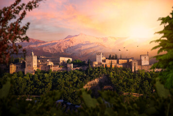 Atardecer en Granada, con la Alhambra y Sierra Nevada de fondo, vistas desde el mirador de San Nicolas. - obrazy, fototapety, plakaty