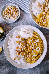 Plat de dahl de lentilles corail aux cacahuètes et oignons frais accompagné de riz