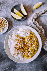 Plat de dahl de lentilles corail aux cacahuètes et oignons frais accompagné de riz