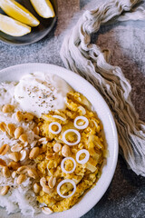 Plat de dahl de lentilles corail aux cacahuètes et oignons frais accompagné de riz