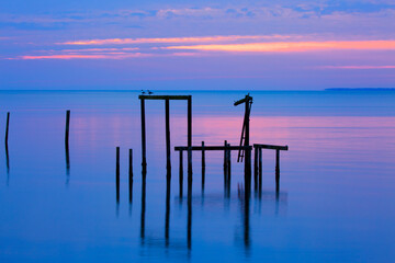 Obraz premium USA, Florida. Apalachicola, Remains of an old dock at sunrise.
