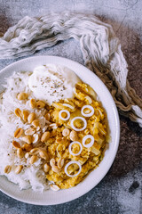 Plat de dahl de lentilles corail aux cacahuètes et oignons frais accompagné de riz