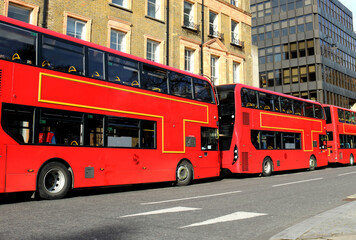 rode stadsbus in de rij in Londen, Russell Square regio februari 2021