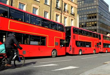 Poster rode stadsbus in de rij in Londen, Russell Square regio februari 2021 © Orum Photography 